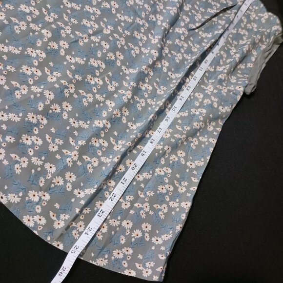 NEW Papermoon Floral V-neck Pleated Blouse, Faux Button-up Back Green M - Picture 10 of 10